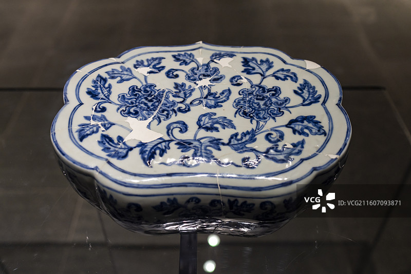 明正统 青花折枝花卉纹如意形枕，御窑博物馆镇馆之宝图片素材