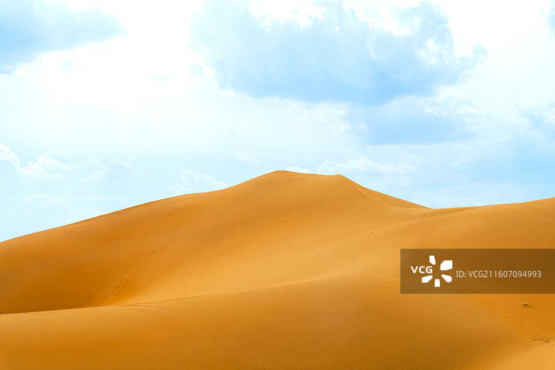 蓝天白云下的沙漠图片素材
