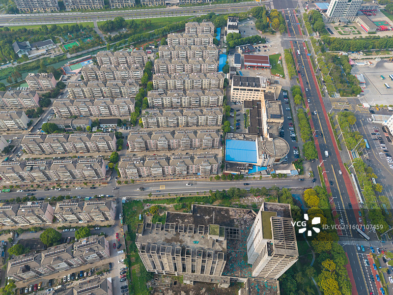 江苏省泰州市，海陵区，青年南路，烂尾楼图片素材