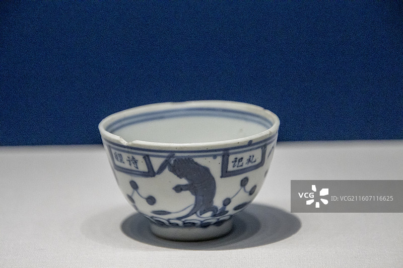 辽宁省沈阳博物馆“馆藏明清民窑青花瓷展”：青花魁星点斗“四书五经”杯（清）图片素材