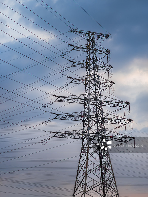 工业高压输电铁塔与电缆图片素材