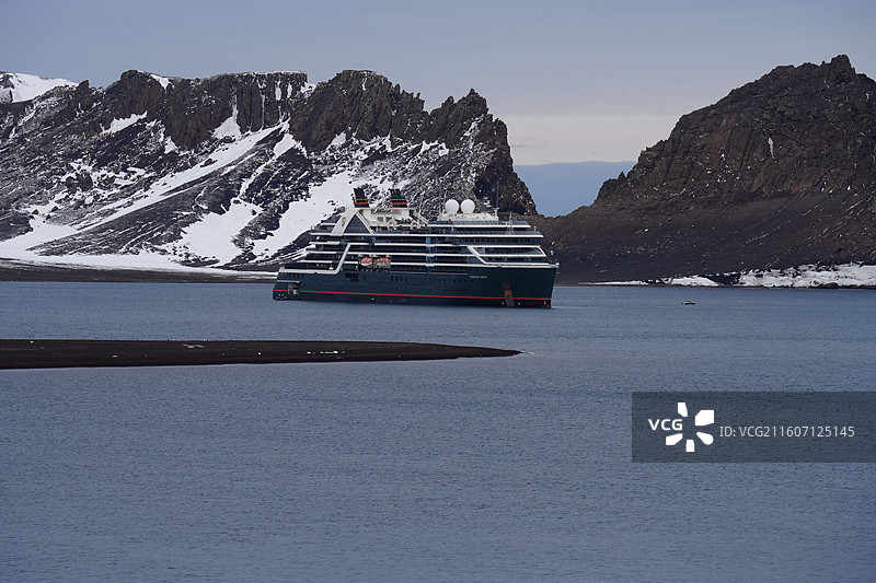 在欺骗岛停靠的探险邮轮图片素材