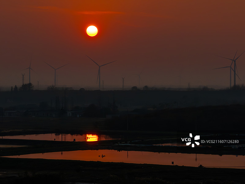 航拍夕阳照耀下的秋天扬州高邮湖湖西菱塘乡高邮湖畔风力发电风车及鱼塘风光图片素材