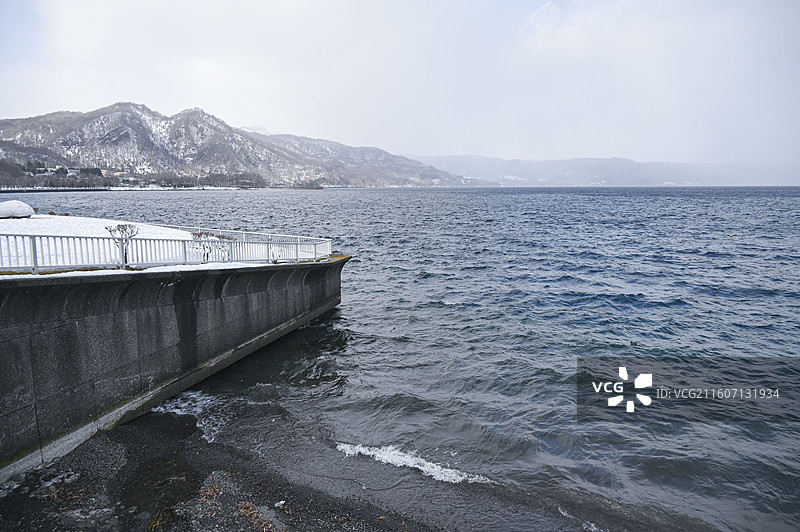 日本北海道冬季洞爷湖景区内湖水和雪景的自然风光图片素材