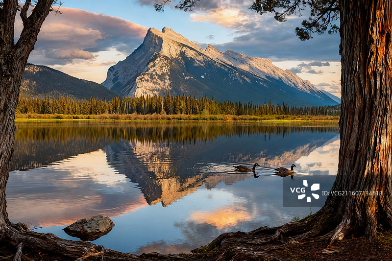 加拿大班夫朱砂湖，晚霞映湖，山峦叠翠，景致迷人。图片素材