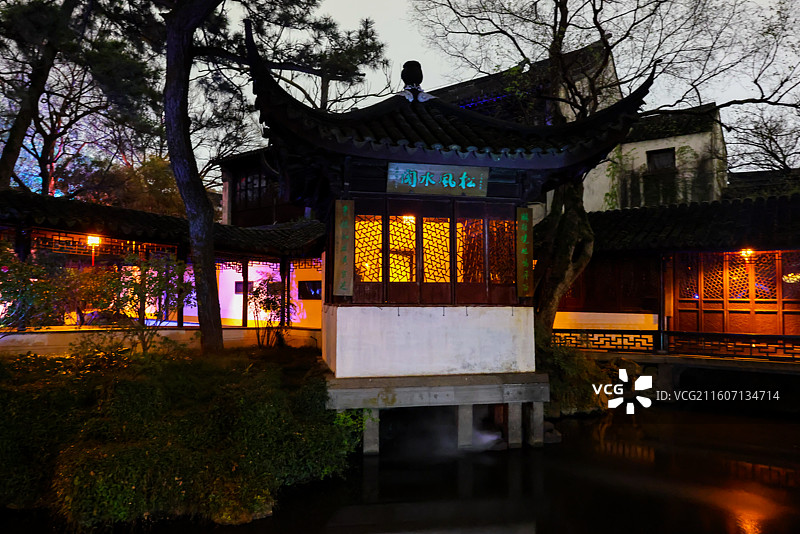 苏州园林拙政园夜景风光拙政问雅灯光秀图片素材