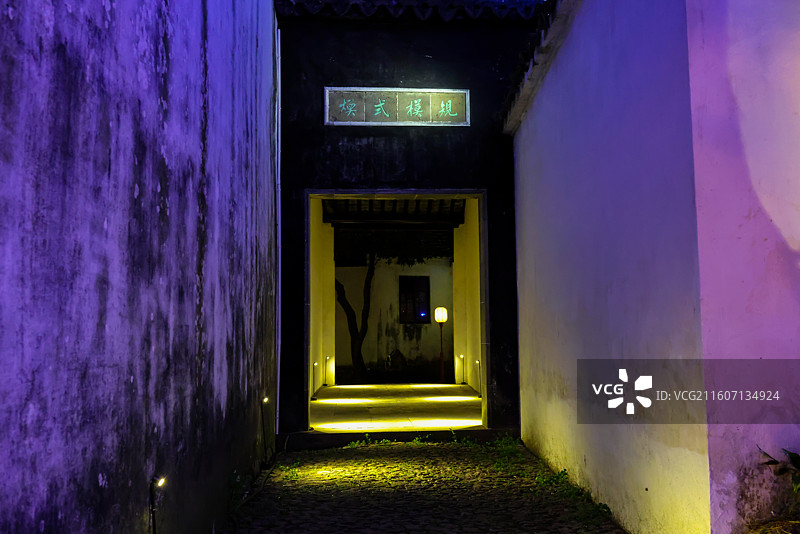 苏州园林拙政园夜景风光拙政问雅灯光秀图片素材