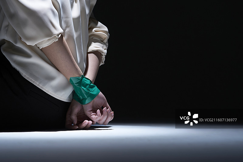 绑架，绑架案，犯罪，绑架，失踪人口，受害者，人手，胶带图片素材