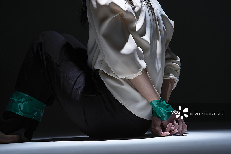 绑架，绑架案，犯罪，绑架，失踪人口，受害者，人手，胶带图片素材