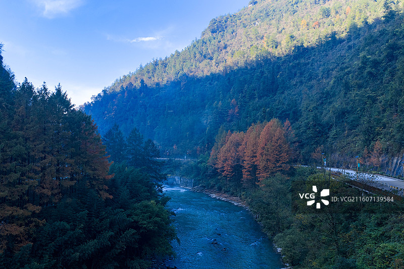 航拍世界特级溶洞国家5A级景区湖北利川腾龙洞卧龙吞江风光图片素材