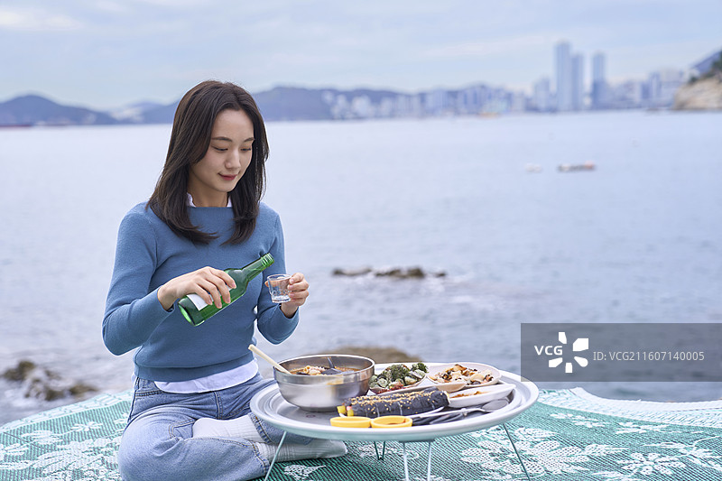 韩国，青年，旅行，旅行者，假期，釜山，2026釜山联合国教科文组织世界遗产委员会，美食，露天市场，独自饮酒，白天饮酒，烧酒，海鲜图片素材