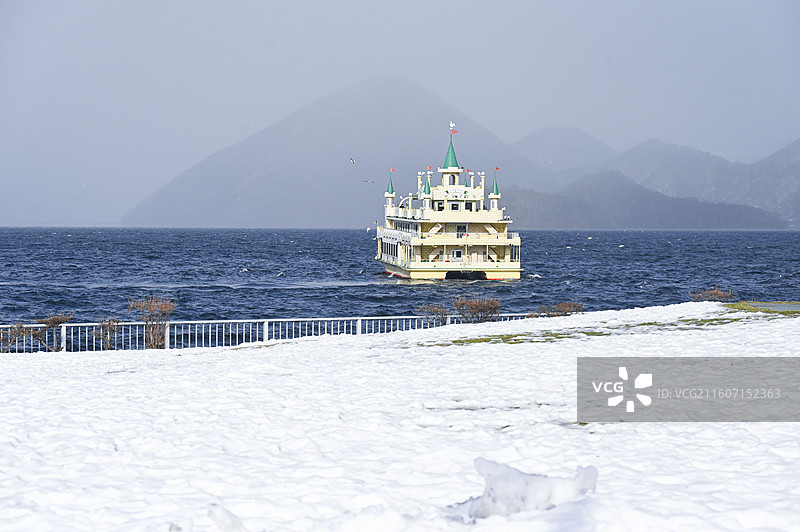 日本北海道冬季洞爷湖景区内湖水和雪景的自然风光图片素材