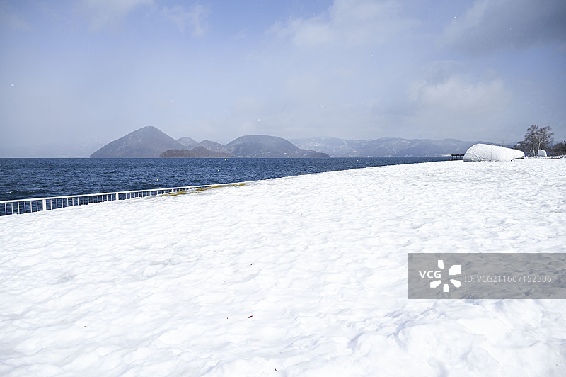 日本北海道冬季洞爷湖景区内湖水和雪景的自然风光图片素材