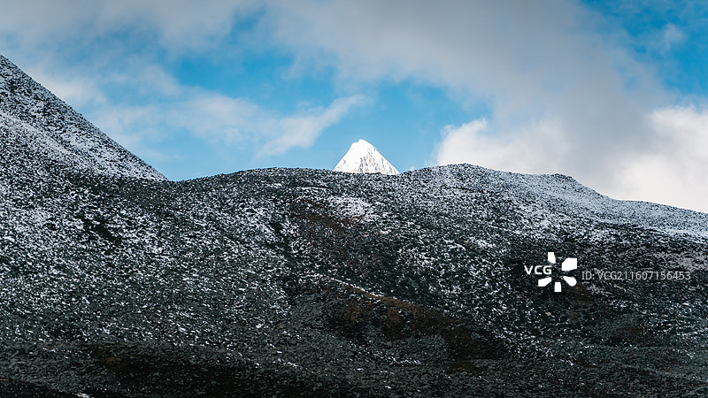 晴空下的库拉岗日峰图片素材