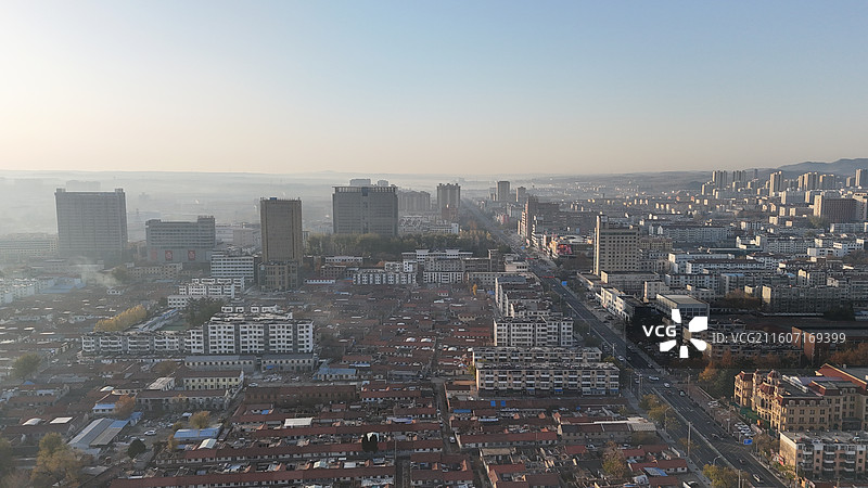 山东烟台招远市日出时分的城市航拍图片素材