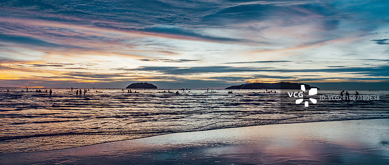 位于马来西亚沙巴州亚庇的丹绒亚路海滩，是全球TOP3的日落地图片素材