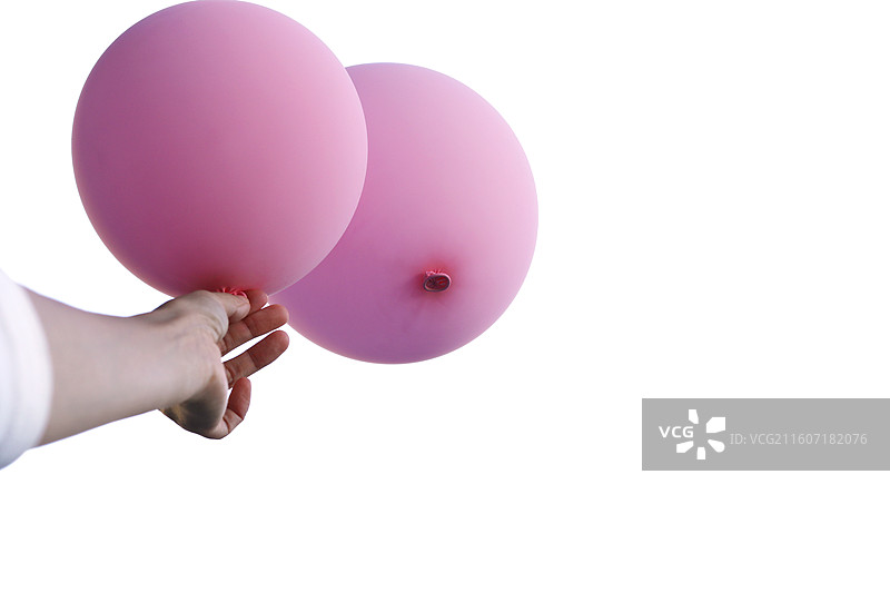 手里举着粉色气球特写的白底图图片素材