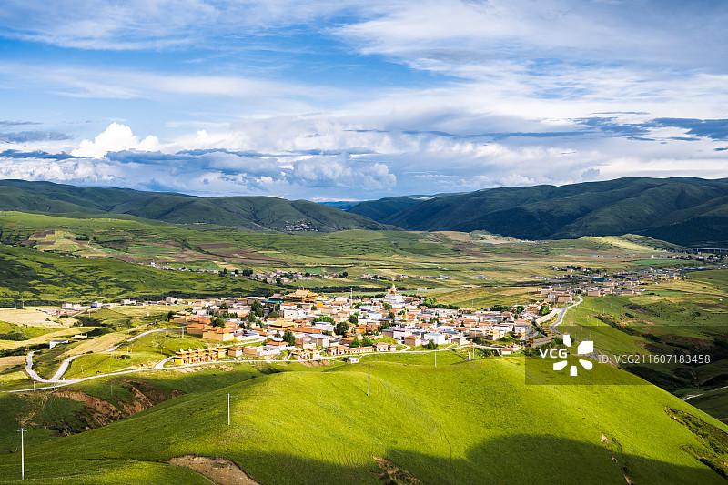 日落时分的四川阿坝州朗依寺图片素材