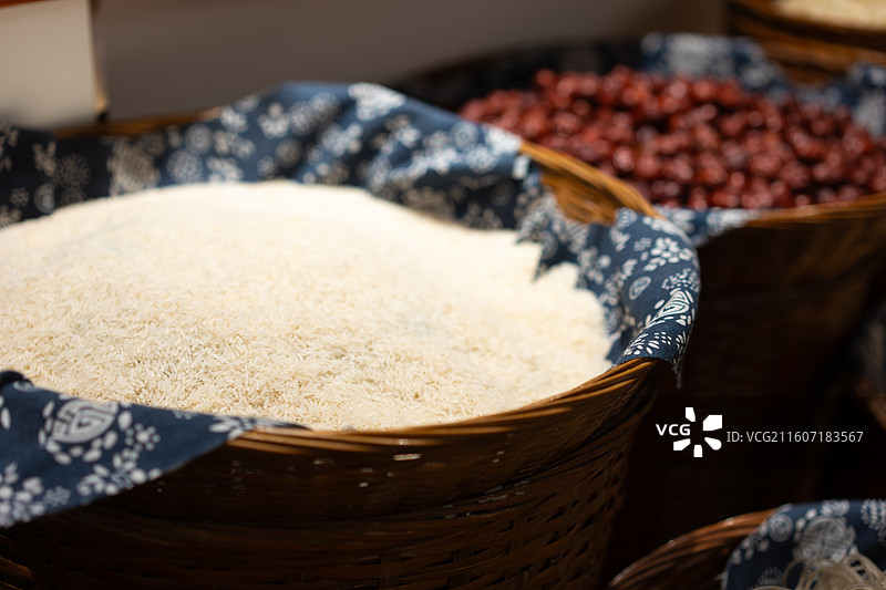 盛满在竹篓蓝印花布中的大米图片素材