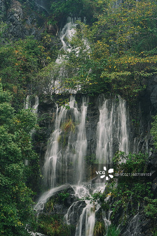 台州椒江白云飞瀑公园的人造瀑布图片素材