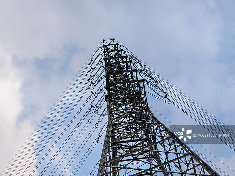 工业高压输电铁塔与电缆图片素材