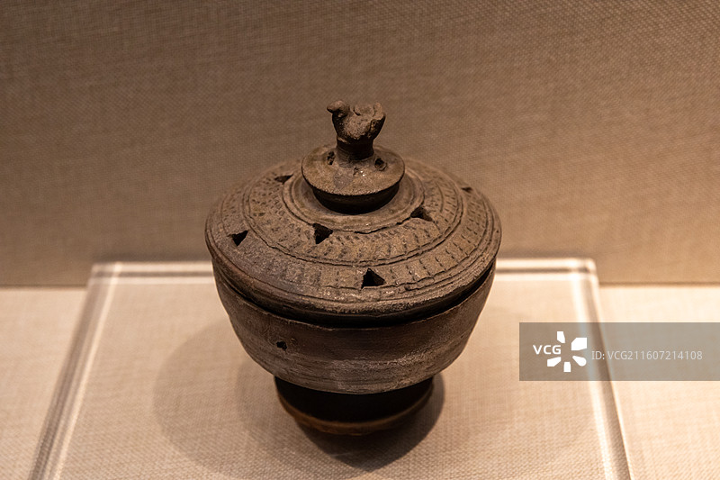 镇江博物馆西汉带盖硬陶香薰 1977年丹徒出土图片素材
