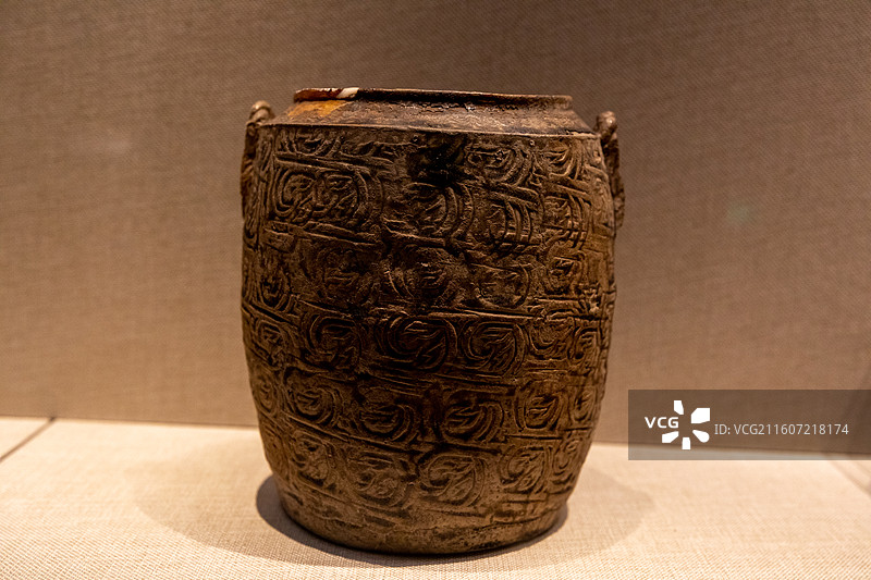 镇江博物馆春秋青釉对称弧线纹直腹原始瓷罐  1971年丹阳县导士公社春秋墓出土图片素材