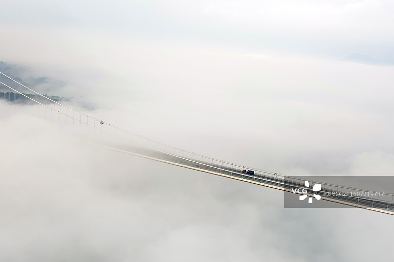 龙江大桥上行驶进云海中的车辆图片素材