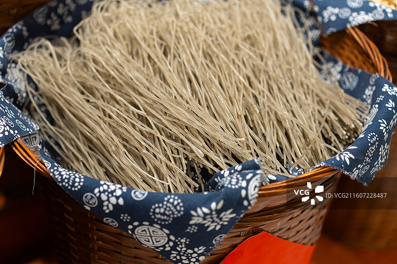 盛满在竹篓蓝印花布中的红薯粉丝图片素材