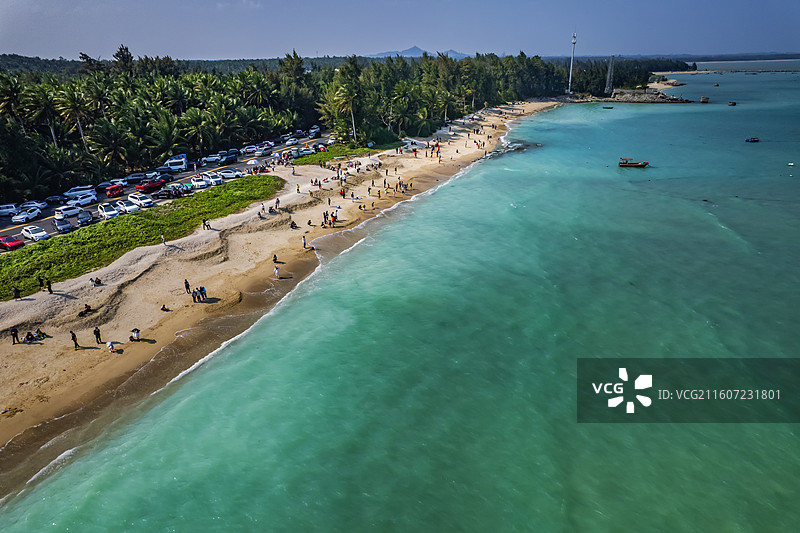 俯瞰晴天下的海南文昌东郊椰林和海岸沙滩图片素材