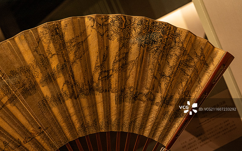 明代 刘原起 前后赤壁图 成扇 金笺设色 上海博物馆图片素材