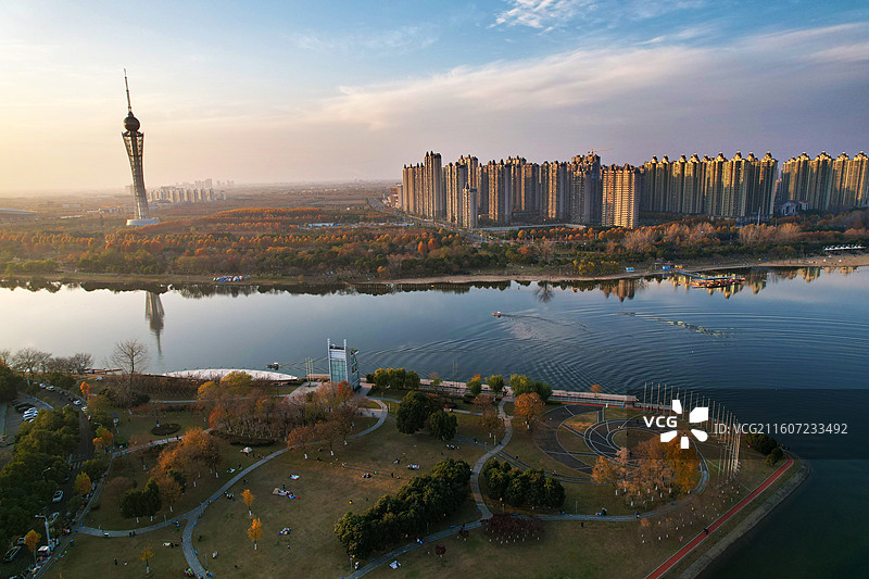 安徽六安：冬日淠河碧水荡漾 层林尽染图片素材