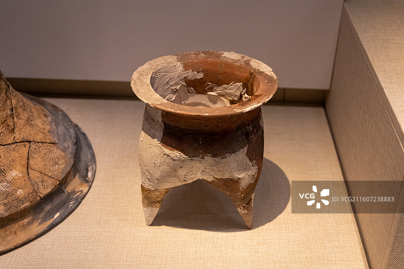 镇江博物馆商代绳纹陶鬲  句容县城头山遗址出土图片素材