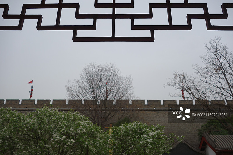 陕西西安明城墙西安城墙：西门外安定门外环城公园白色丁香花盛开图片素材