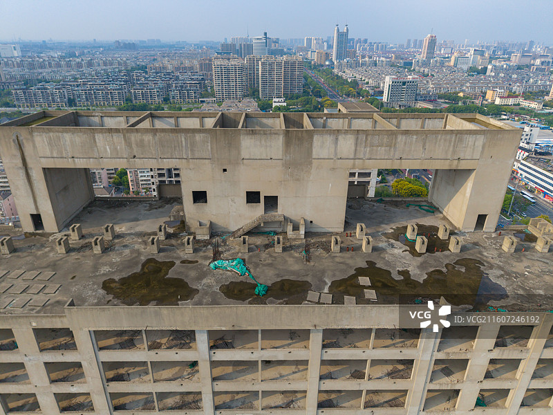 江苏省泰州市，海陵区，青年南路，烂尾楼图片素材