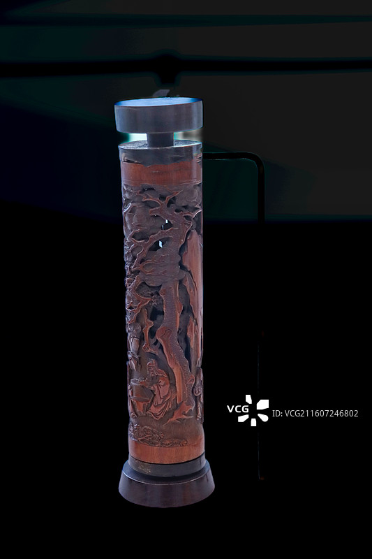 北京民生现代美术馆展出的明代竹镂空高士松纹香筒图片素材