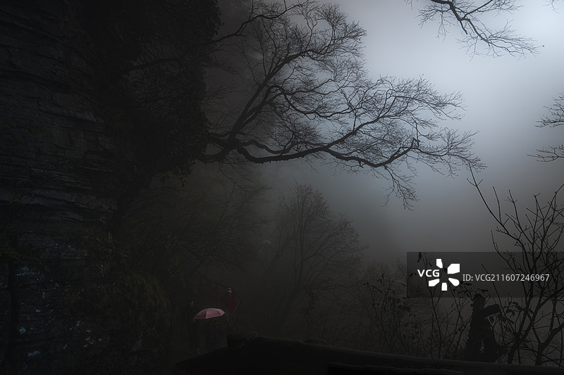 雾蒙香炉山图片素材