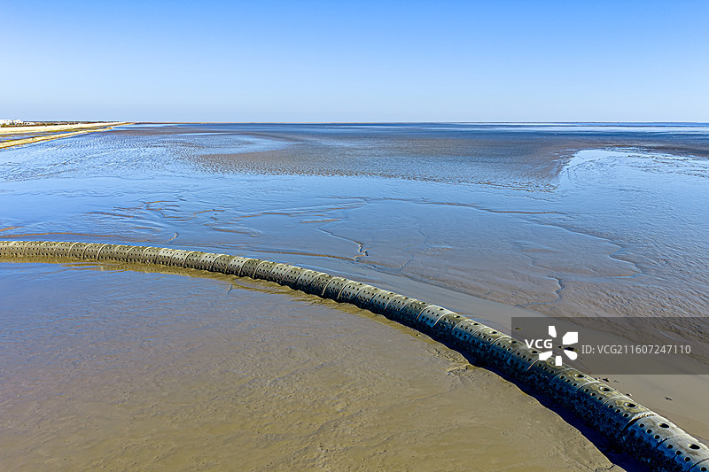 生态泡 潮间带圆形人工围堰浅水湿地 保护候鸟迁徙栖息环境 上海临港海洋生态修复 浦东南汇东滩湿地图片素材