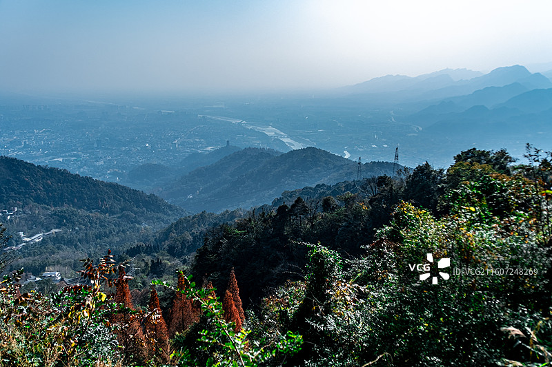 灵岩寺山顶远眺都江堰市区图片素材
