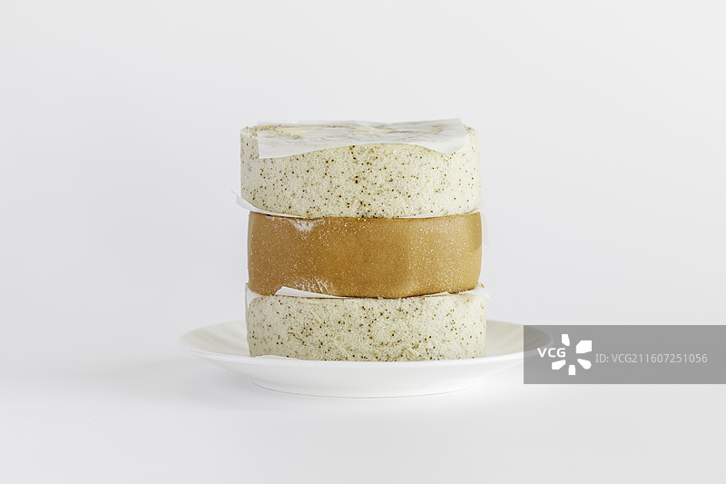 白色背景下盘子里甜食的特写镜头图片素材