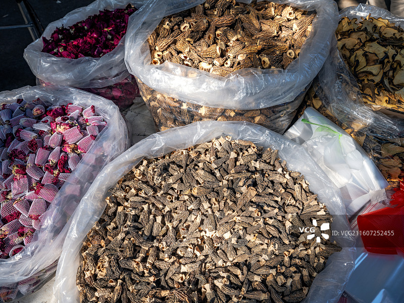 西双版纳橄榄坝赶摆上的药材摊位   玉石古董手串摊位图片素材