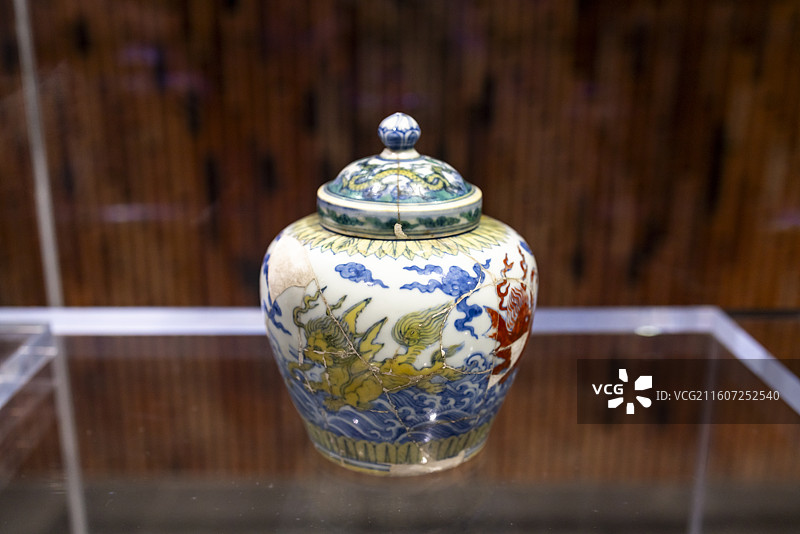明成化 斗彩海水瑞兽纹天字盖罐，御窑博物馆镇馆之宝图片素材