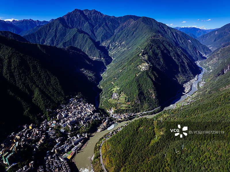 云南贡山县城怒江大峡谷航拍城市景观图片素材