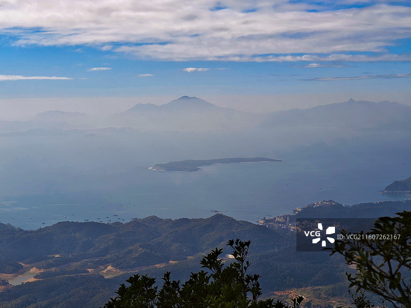 穿过云层的山图片素材