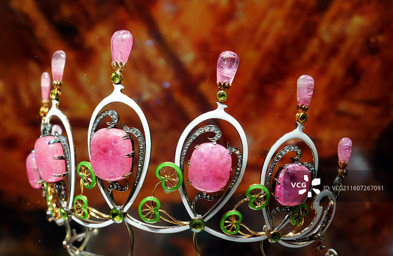 约1900年 新艺术时期涡旋纹粉色碧玺冠冕图片素材