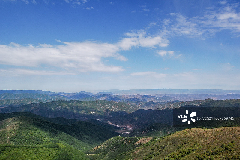 蓝天白云下的广阔山脉图片素材