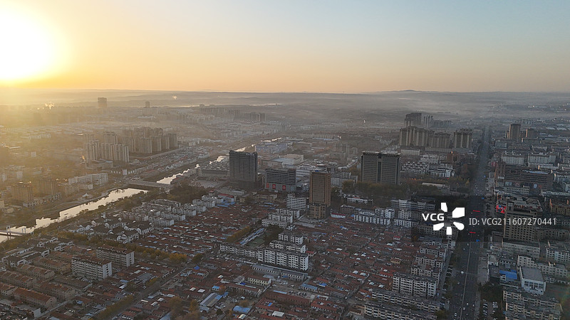 山东烟台招远市日出时分的城市航拍图片素材