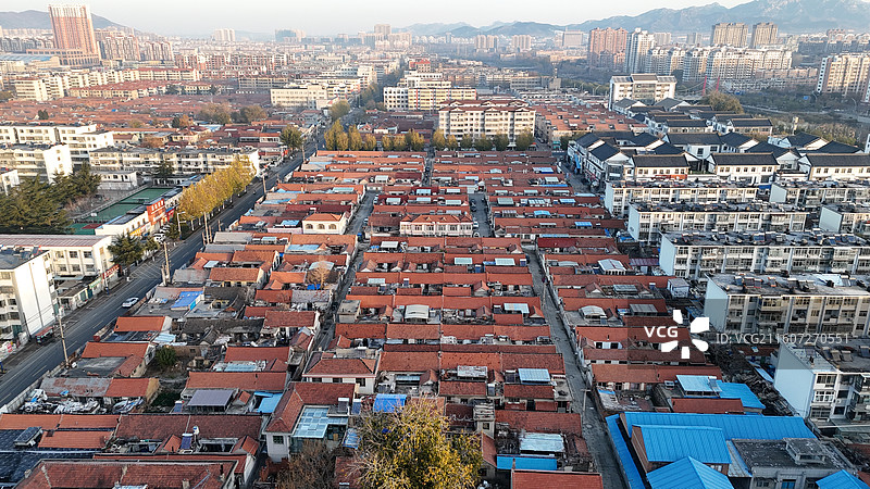 山东烟台招远市日出时分的城市航拍红色房子老旧小区图片素材