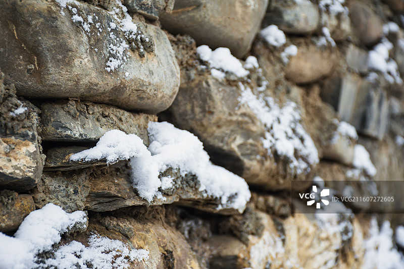石墙上的雪图片素材