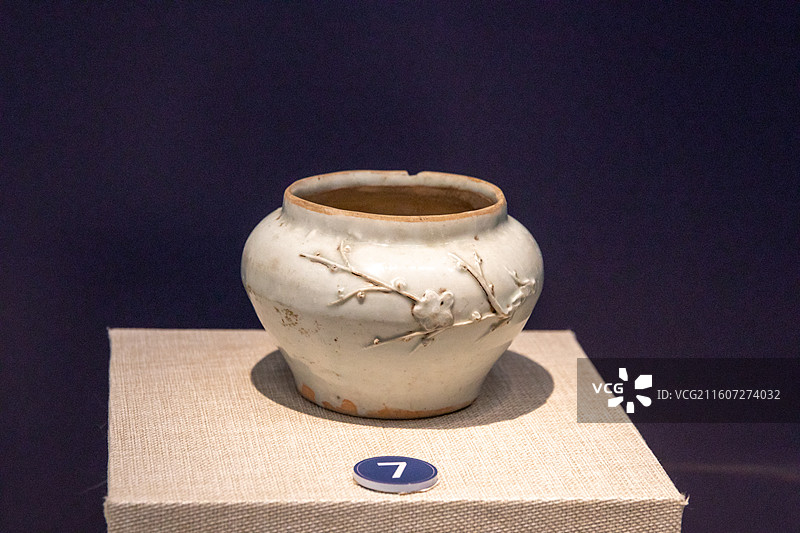 镇江博物馆吉州窑  釉刻花梅月纹瓷罐  金坛县城墙基图片素材